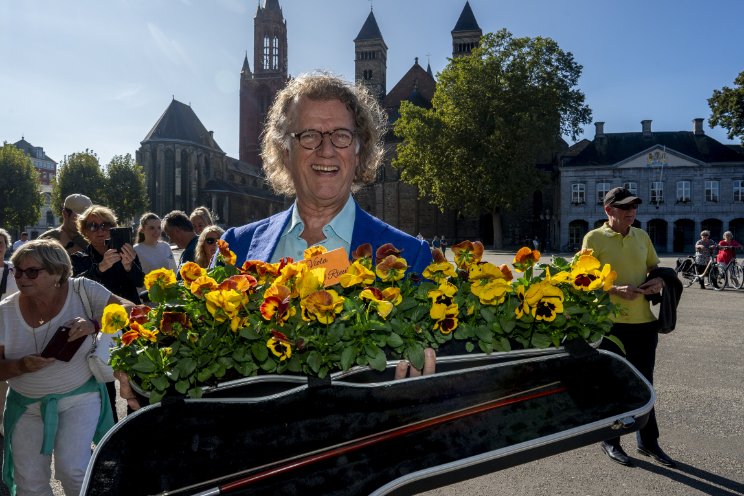 Jarige Andr Rieu doopt eigen 'fleurige viool'