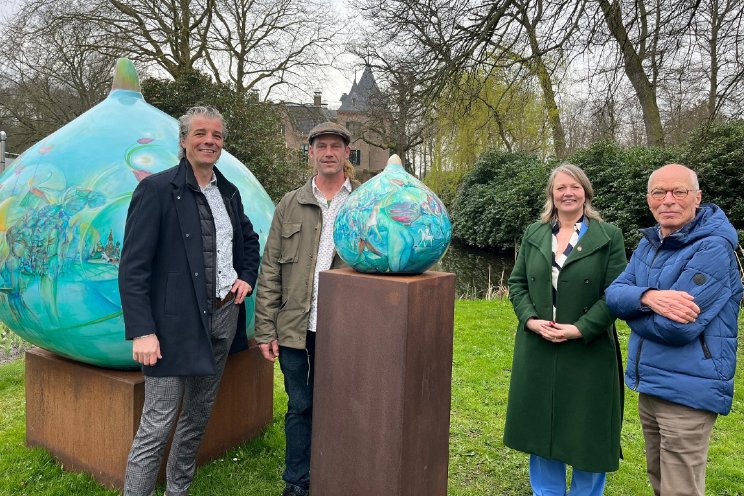 Buitententoonstelling rondom 75 jaar Keukenhof Buitententoonstelling rondom 75 jaar Keukenhof