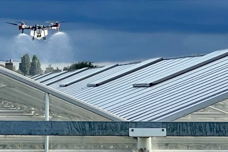Klaas Quartel haalt krijt van kasdek met drone Klaas Quartel haalt krijt van kasdek met drone