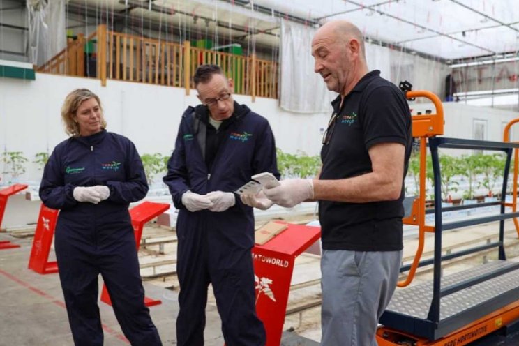 Dolf Jansen aan het werk gezet in kas door EatThis