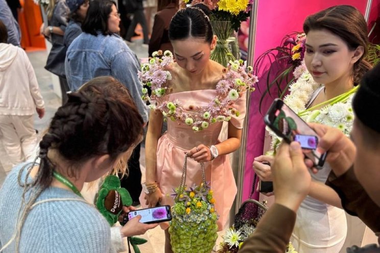 Chrysant trekt volle aandacht in Astana Chrysant trekt volle aandacht in Astana