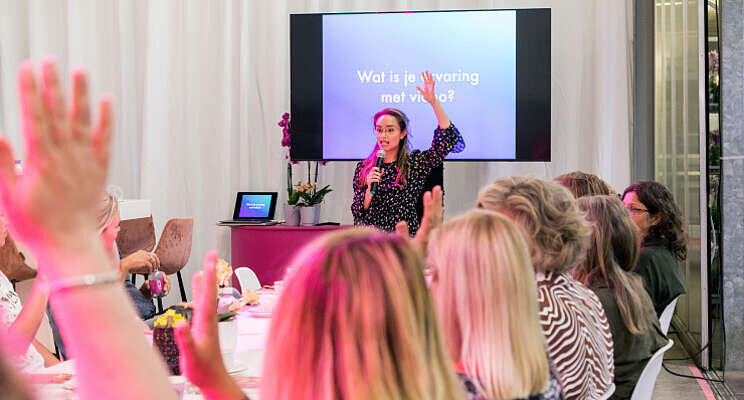 Orchidee-marketeers werken aan videoskills en camera confidence Orchidee-marketeers werken aan videoskills en camera confidence