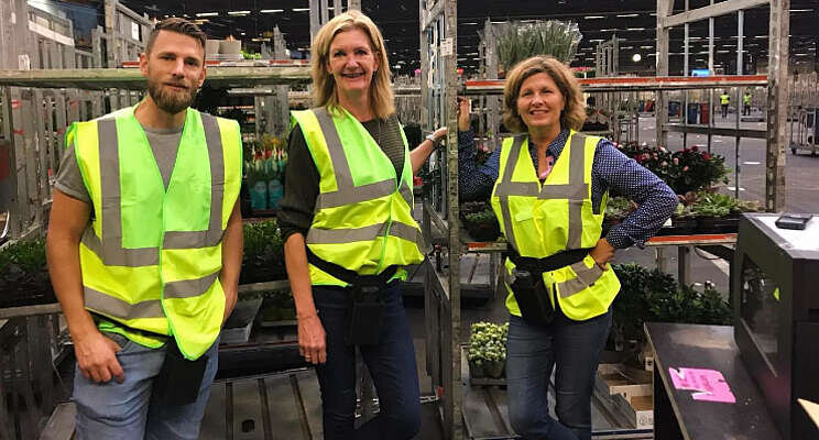 Kantoorpersoneel FloraHolland helpt bij verdeling Kantoorpersoneel FloraHolland helpt bij verdeling