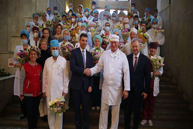Verrassing met chrysanten voor Russische artsen Verrassing met chrysanten voor Russische artsen